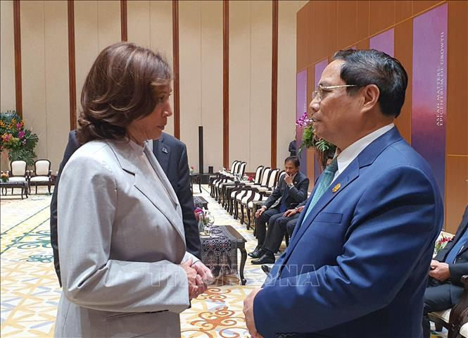 Thủ tướng Phạm Minh Chính trao đổi với Phó Tổng thống Hoa Kỳ Kamala Harris. Ảnh: TTXVN phát