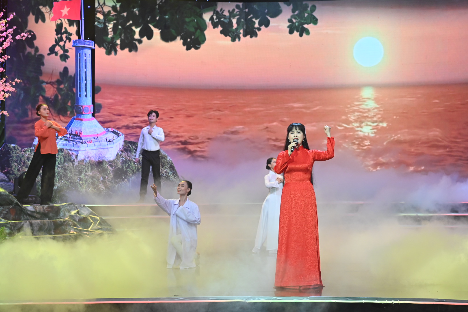 Ca sĩ Trang Nhung trình bày ca khúc Sức sống Trường Sa trong chương trình