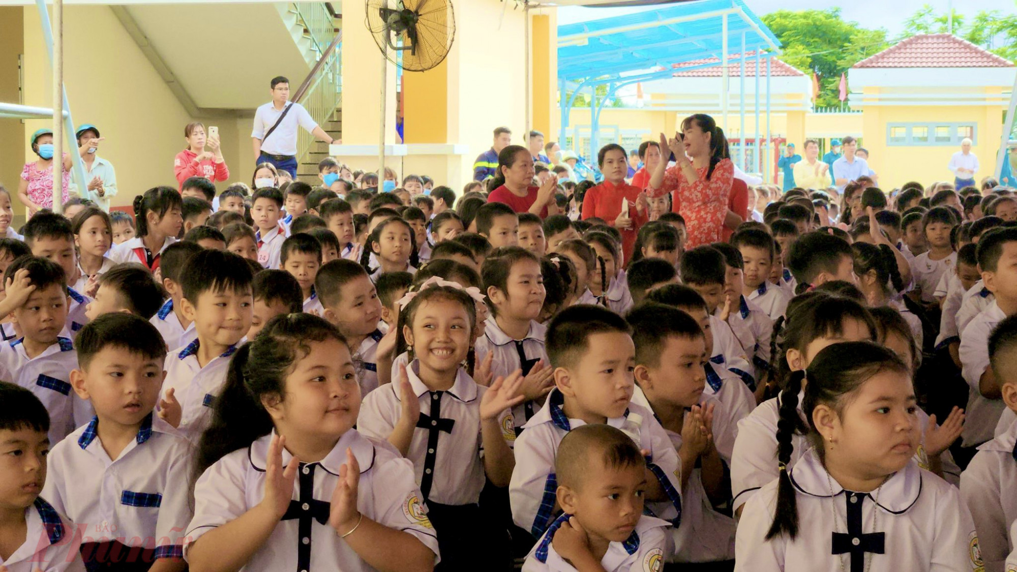 Học sinh náo nức trong ngày tựu trường tại trường tiểu học Rạch Già, huyện Bình Chánh, TPHCM