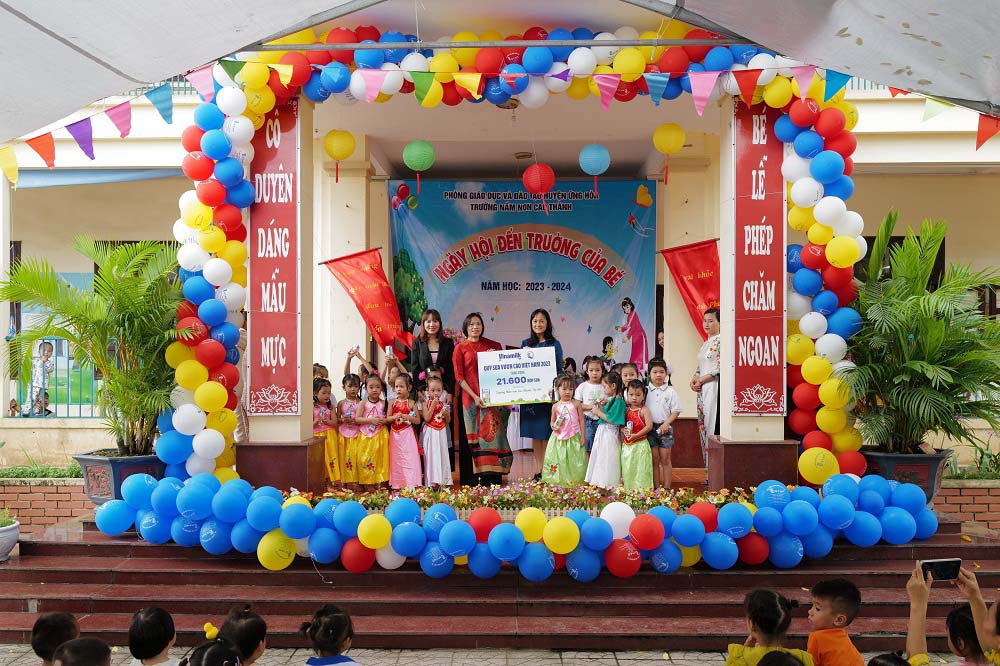 Đại diện Vinamilk trao tặng 21.600 hộp sữa Vinamilk ADM đến các bé Trường mầm non Cao Thành trong lễ khai giảng năm học mới - Ảnh: Vinamilk