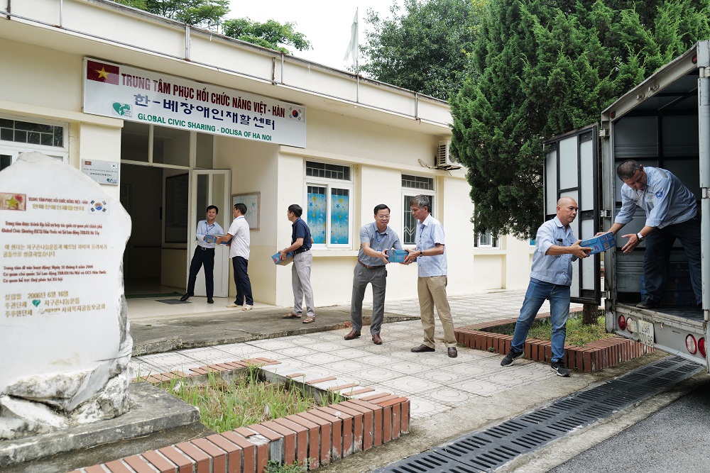 Quỹ sữa Vươn cao Việt Nam đến với Trung tâm Phục hồi chức năng Việt - Hàn - Ảnh: Vinamilk