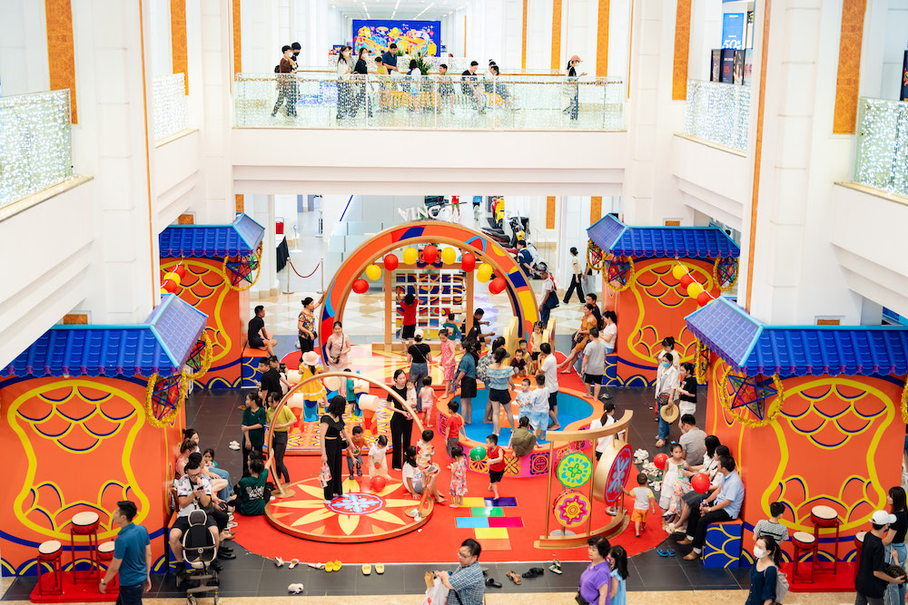 Vincom Mega Mall Royal City “biến hình” thành tuyến phố trung thu rực rỡ sắc màu tích hợp các tiện ích vui chơi và nghỉ ngơi dành cho cả gia đình - Ảnh: Vincom