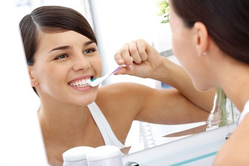 sản phụ vẫn nên giữ thói quen đánh răng 2 lần/ngày bằng bàn chải mềm với kem đánh răng dịu nhẹ
