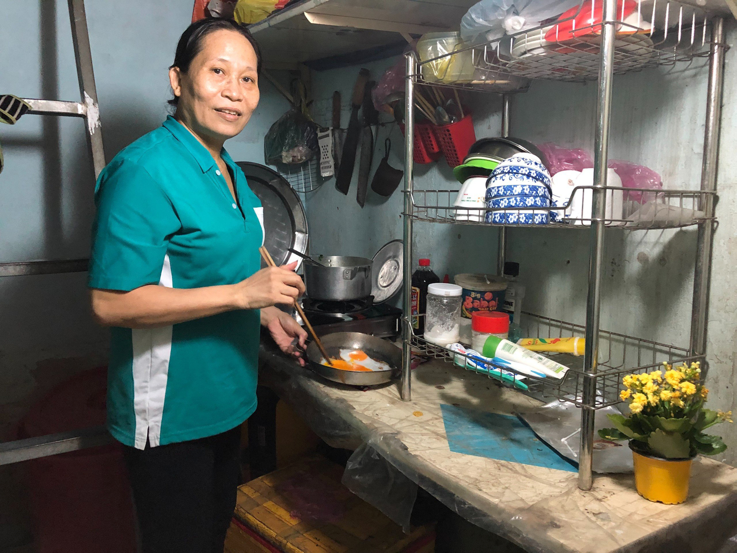 Đã ngoài 40 tuổi nên chị Trần Thị Hạnh cho rằng thuê nhà phù hợp hơn vay khoản tiền lớn để mua nhà - ẢNH: HOA LÀI