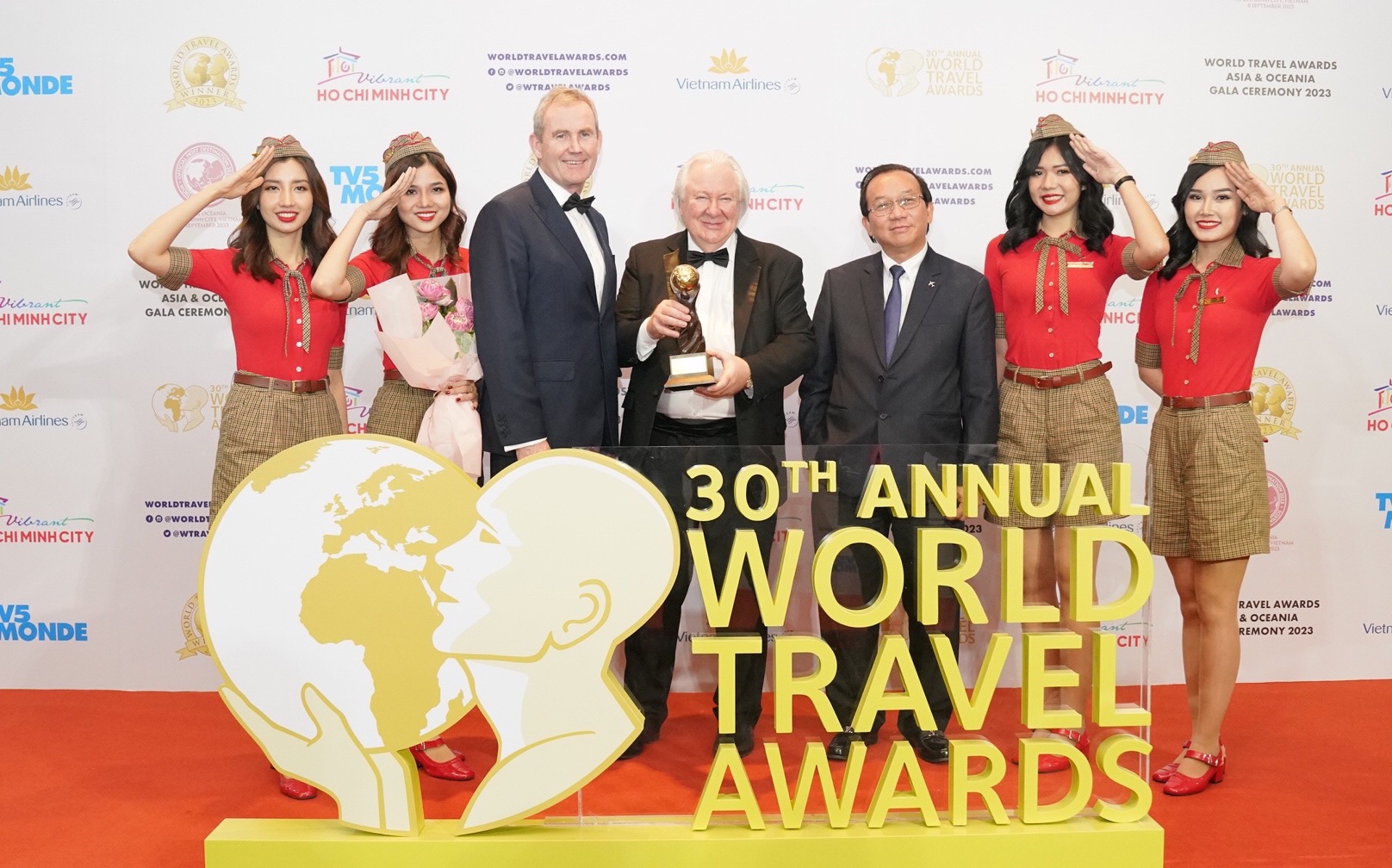 Ông Graham Cooke (giữa) - nhà sáng lập và chủ tịch World Travel Awards trao cúp kỷ niệm cho lãnh đạo Vietjet: Phó tổng giám đốc Michael Hickey và Phó tổng giám đốc Đỗ Xuân Quang - Ảnh: Vietjet