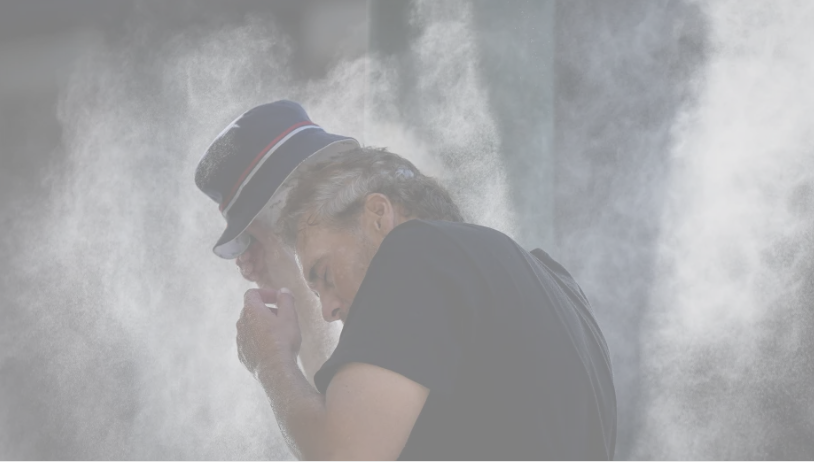 Một người đàn ông giải nhiệt ở trạm phun sương do thành phố tổ chức ở Vancouver, British Columbia - Ảnh: AP