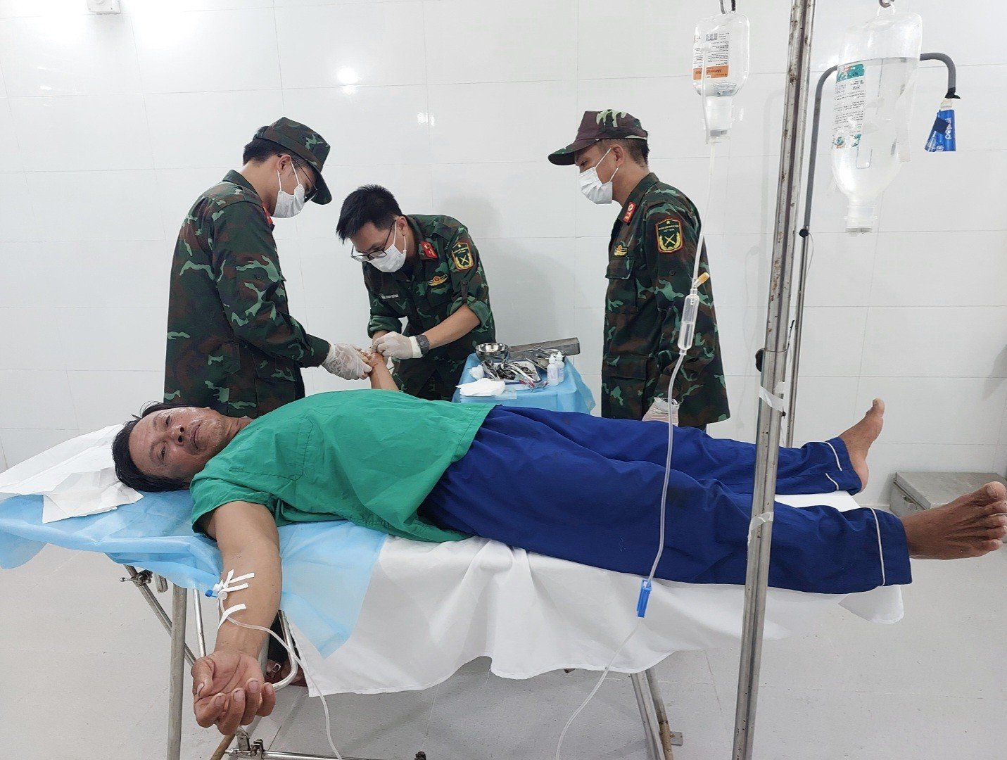 Quân y đảo Sơn Ca điều trị vết thương cho bệnh nhân Vũ - Ảnh: Hiếu Ninh