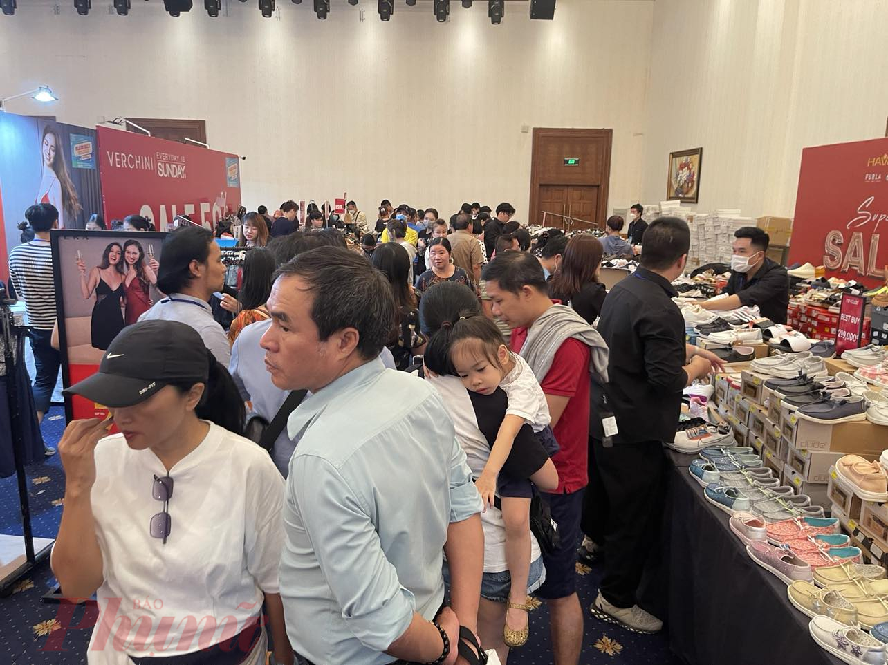 Sự kiện khuyến mãi hàng hiệu khai mạc sáng 8/9 tại TPHCM thu hút hàng ngàn lượt khách tham quan, mua sắm -  Ảnh: Nguyễn Cẩm