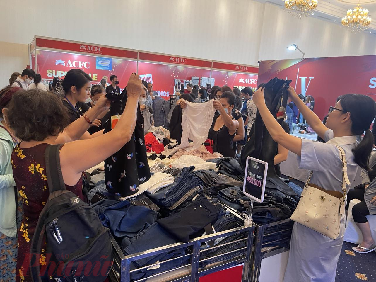 Gian hàng bán quần áo giảm giá được nhiều chị em chọn mua sản phẩm có giá chỉ từ 499.000 đồng - Ảnh: Nguyễn Cẩm