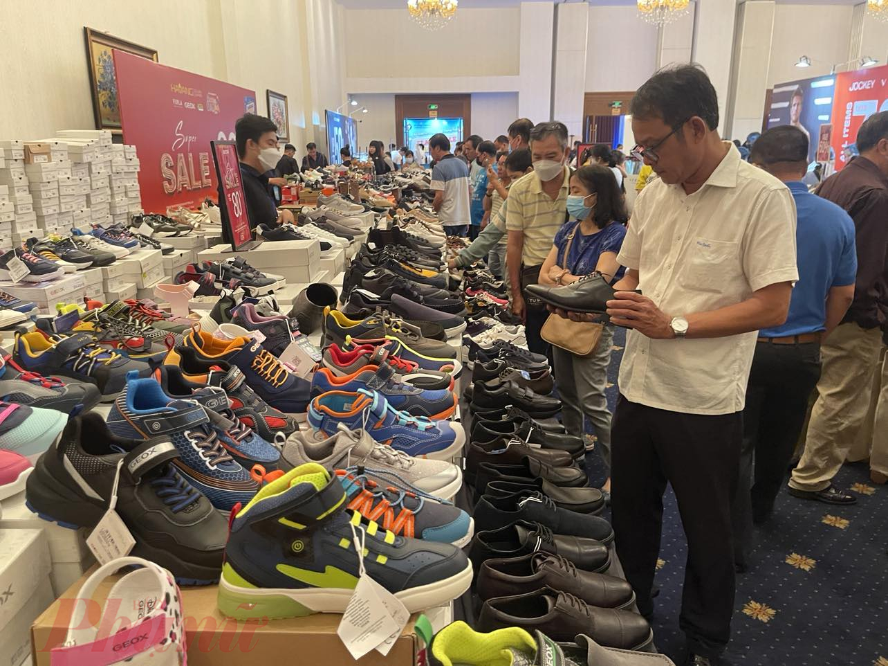 Nhiều khách nam quan tâm các sản phẩm giày thể thao có giá giảm sâu - Ảnh: Nguyễn Cẩm
