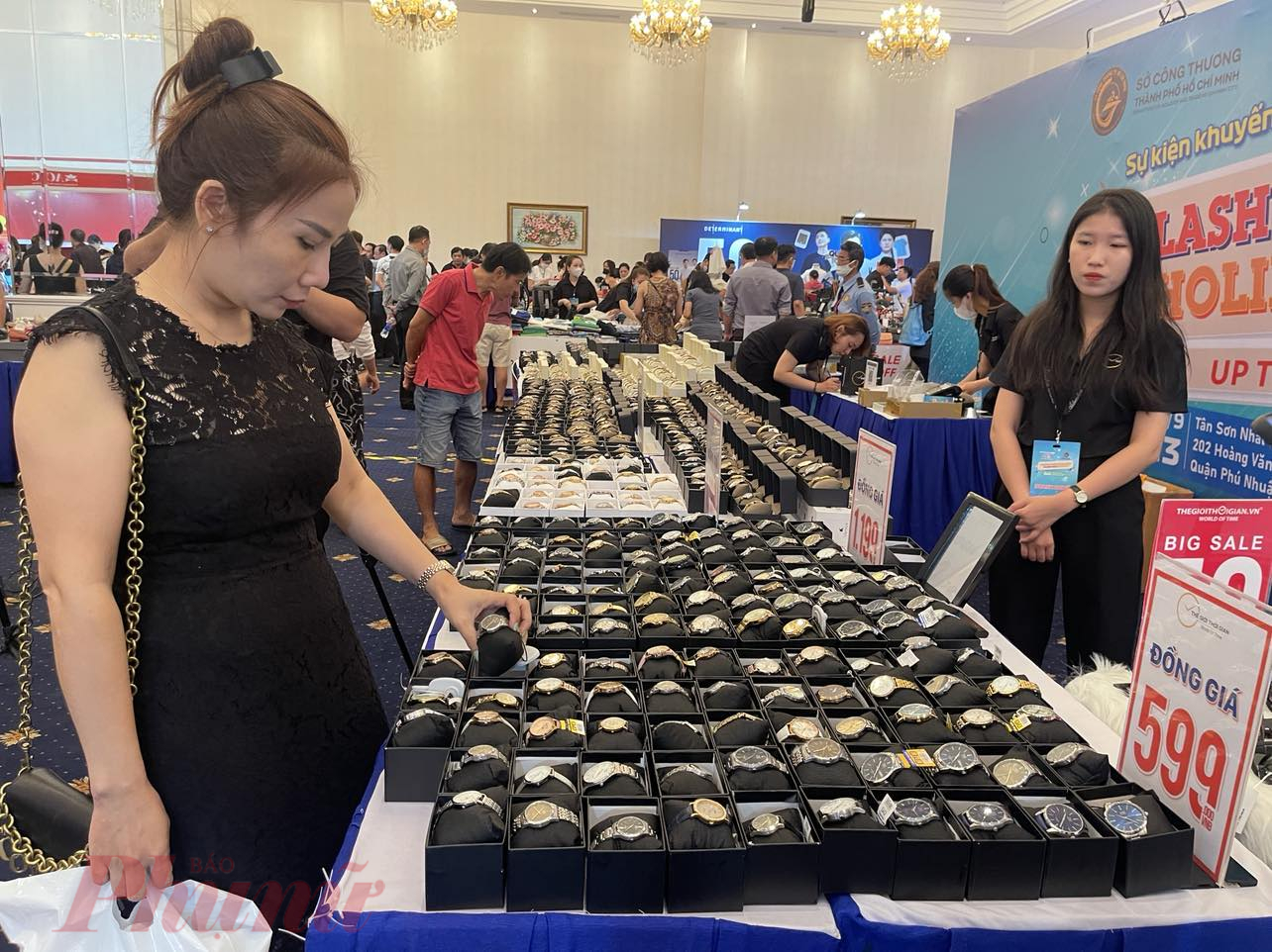 Hàng chục mẫu sản phẩm đồng hồ đeo tay đồng giá chì 599.000 đồng/cái  -Ành: Nguyễn Cẩm