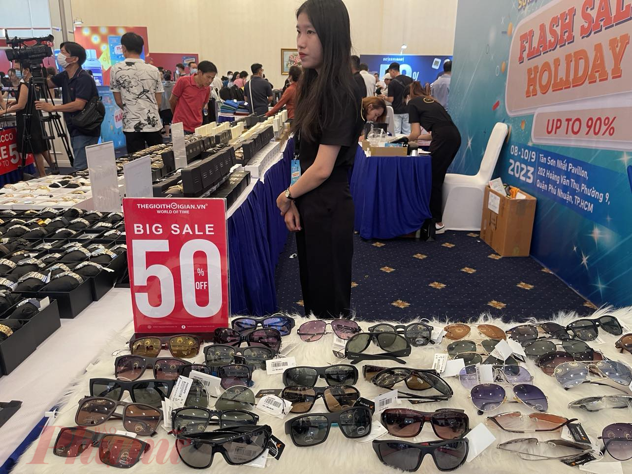Mắt kính có giá giảm đến 50% bán tại sự kiện - Ảnh: Nguyễn Cẩm