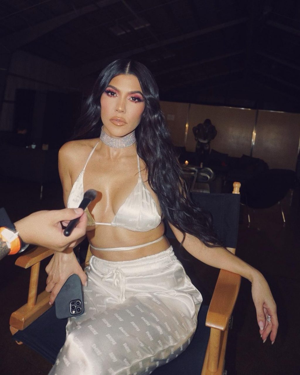 Kourtney Kardashian chia sẻ đã từng áp dụng phương pháp đắp mặt bằng nước đá lạnh để giúp giảm sưng trước thềm đám cưới. Người đẹp cho biết dùng chiếc khăn ướp lạnh để chườm mát, các làm này cũng giúp cô bình tĩnh và cảm thấy nhẹ nhàng hơn trước thời khắc trọng đại trong đời.