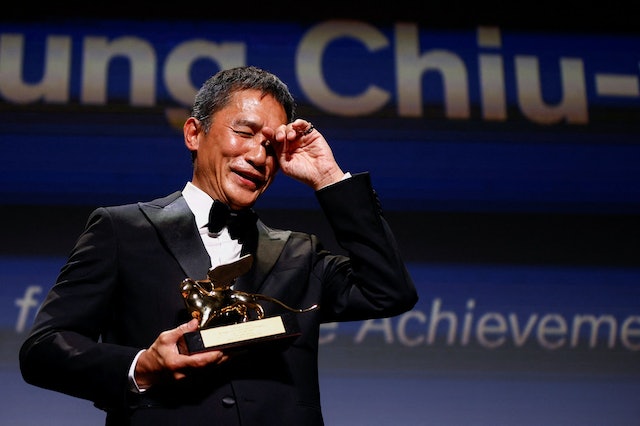 Lương Triều Vỹ khóc khi nhận giải thưởng thành tựu trọn đời tại Liên hoan phim Venice 2023