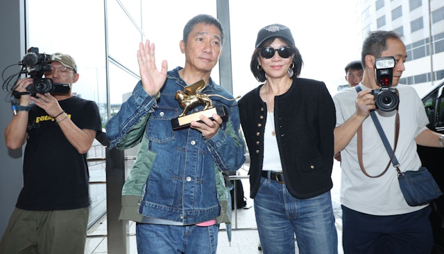 Lương Triều Vỹ và Lưu Gia Linh về đến Hồng Kông, ăn mừng với tượng Sư tử vàng tại sân bay