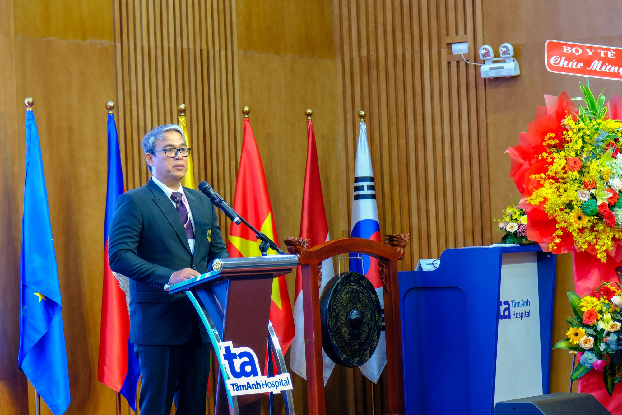 Giáo sư Samuel Vincent G.Yrastorza - Chủ tịch Liên đoàn các Hiệp hội Tiết niệu ASEAN - phát biểu tại Hội nghị Tiết niệu Đông Nam Á 2023 (FAUA 2023) - Ảnh: N.A.