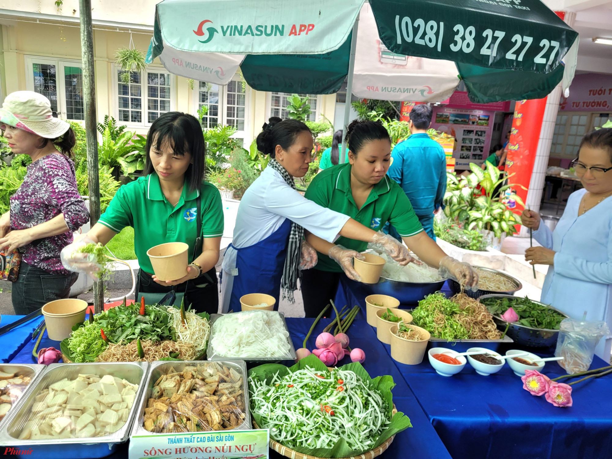 Họ đạo Thánh Thất Cao Đài Sài Gòn (thuộc phường 1, quận 5) góp vào bữa tiệc món bún chay mang hương vị xứ Huế. 