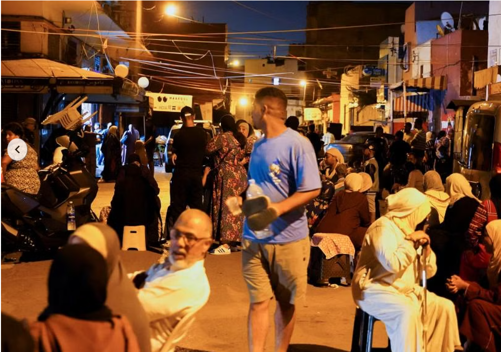 Cư dân Marrakech, ông Brahim Himmi, cho biết ông nhìn thấy xe cứu thương chạy ra khỏi khu phố cổ và nhiều mặt tiền tòa nhà bị hư hại. Ông nói thêm mọi người rất sợ hãi và đang tập trung bên ngoài đường, đề phòng một trận động đất khác xảy đến.