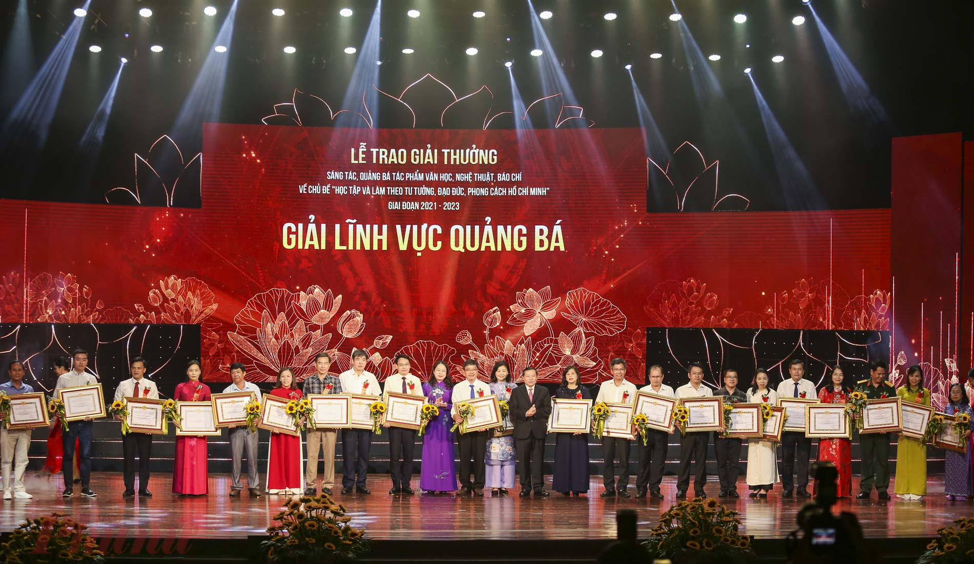 Tổng Biên tập Báo Phụ nữ TP.HCM Lý Việt Trung và các tập thể, cá nhân nhận giải lĩnh vực quảng bá.