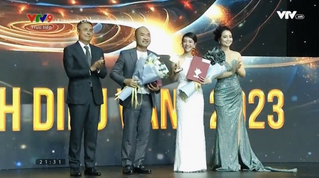 Diễn viên Thu Trang và Tiến Luật nhận giải 