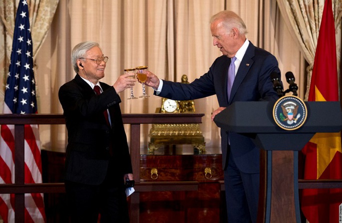 Tổng Bí thư Nguyễn Phú Trọng và ông Joseph R. Biden, Jr. năm 1015. Lúc này ông Biden là Phó tổng thống Hoa Kỳ. Ảnh: Đại sứ quán Hoa Kỳ tại Hà Nội