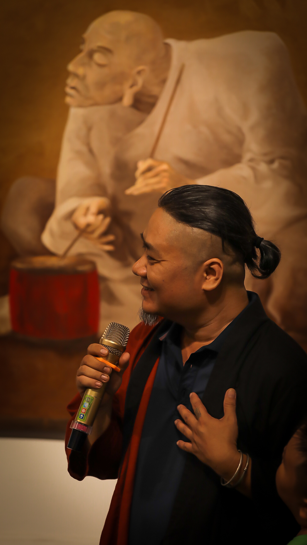 Họa sĩ Nguyễn Tuấn chia sẻ về triển lãm cá nhân “Tĩnh không” của anh tại Bảo tàng Mỹ thuật TPHCM từ ngày 9 đến 15/9 - Ảnh: Quốc Ngọc