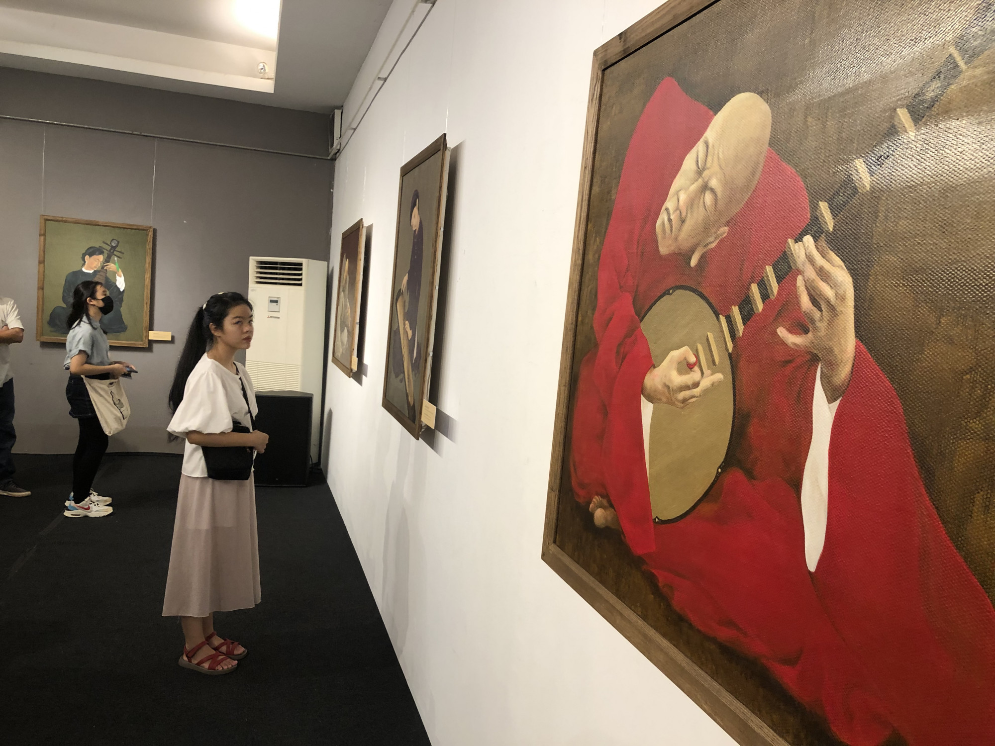 Khách đến tham quan triển lãm “Tĩnh không” của họa sĩ Nguyễn Tuấn tại Bảo tàng Mỹ thuật TPHCM - Ảnh: Quốc Ngọc