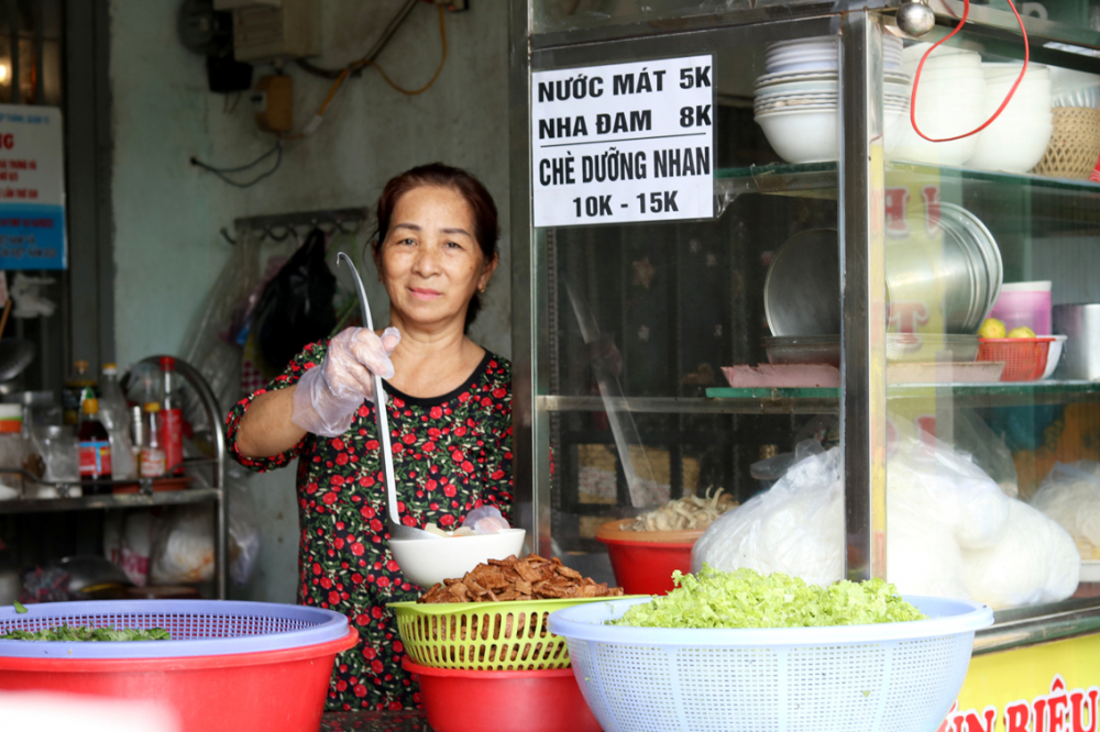 Bà Hồ Thị Tuyết - 1 trong 13 phụ nữ đầu tiên được hỗ trợ đóng bảo hiểm xã hội  bằng nguồn thu từ mô hình “Ngày Chủ nhật góp yêu thương”