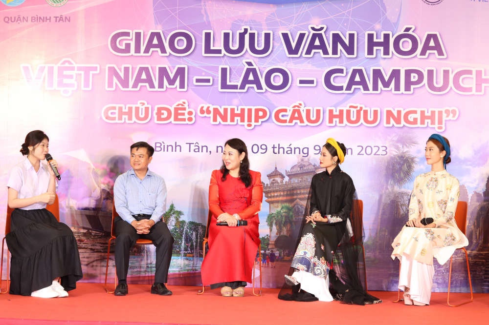 Đại biểu cùng giao lưu, hỏi thăm các bạn sinh viên Lào, Campuchia về những khó khăn trong quá trình sinh sống, học tập tại TPHCM. 