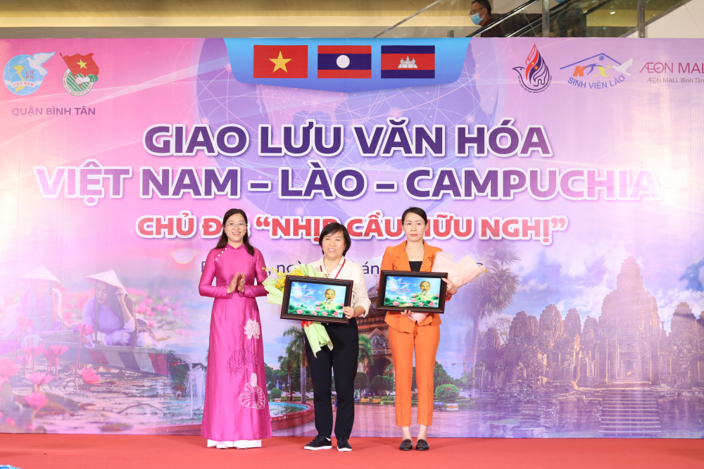 Bà Huỳnh Đặng Hà Tuyên (bìa trái) - Chủ tịch Hội LHPN quận Bình Tân - trao món quà nhỏ bày tỏ tri ân các đơn vị đã đồng hành, hỗ trợ hội thực hiện chương trình ý nghĩa này. 