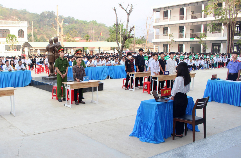 Một phiên tòa giả định về bạo lực học đường  ở Trường THPT Kỳ Sơn, Nghệ An - ẢNH: MAI PHƯƠNG