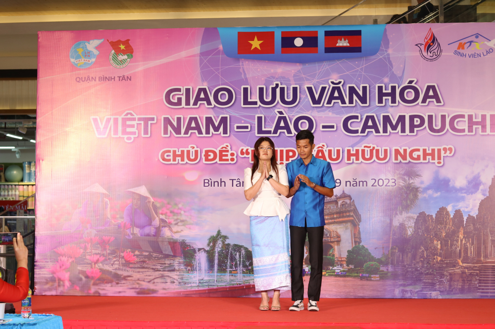 Các bạn sinh viên Lào, Campuchia trình diễn trang phục truyền thống của đất nước mình. 