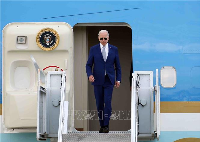 Tổng thống Hoa Kỳ Joe Biden đến sân bay quốc tế Nội Bài. Ảnh: Phạm Kiên/TTXVN
