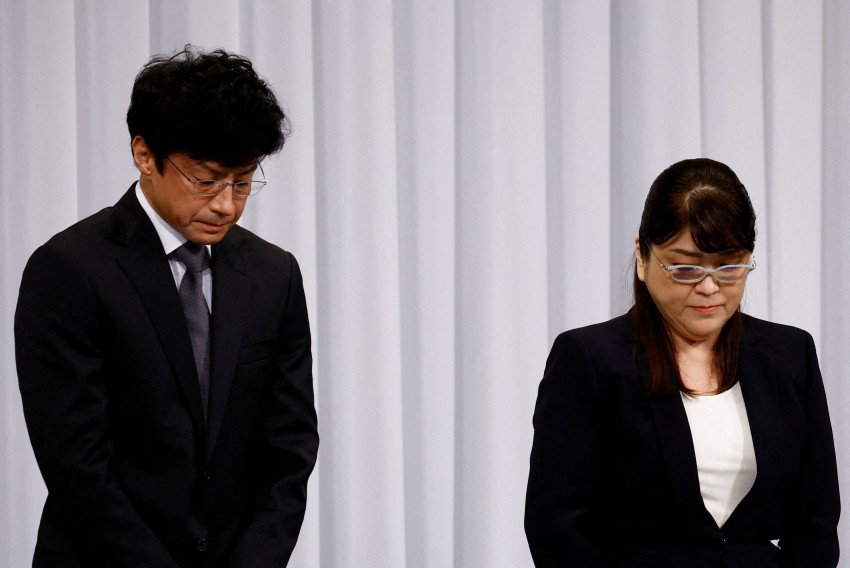 Người đứng đầu Johnny & Associates là Julie Keiko Fujishima (bên phải) từ chức sau bê bối lạm dụng tình dục của công ty bị phanh phui.