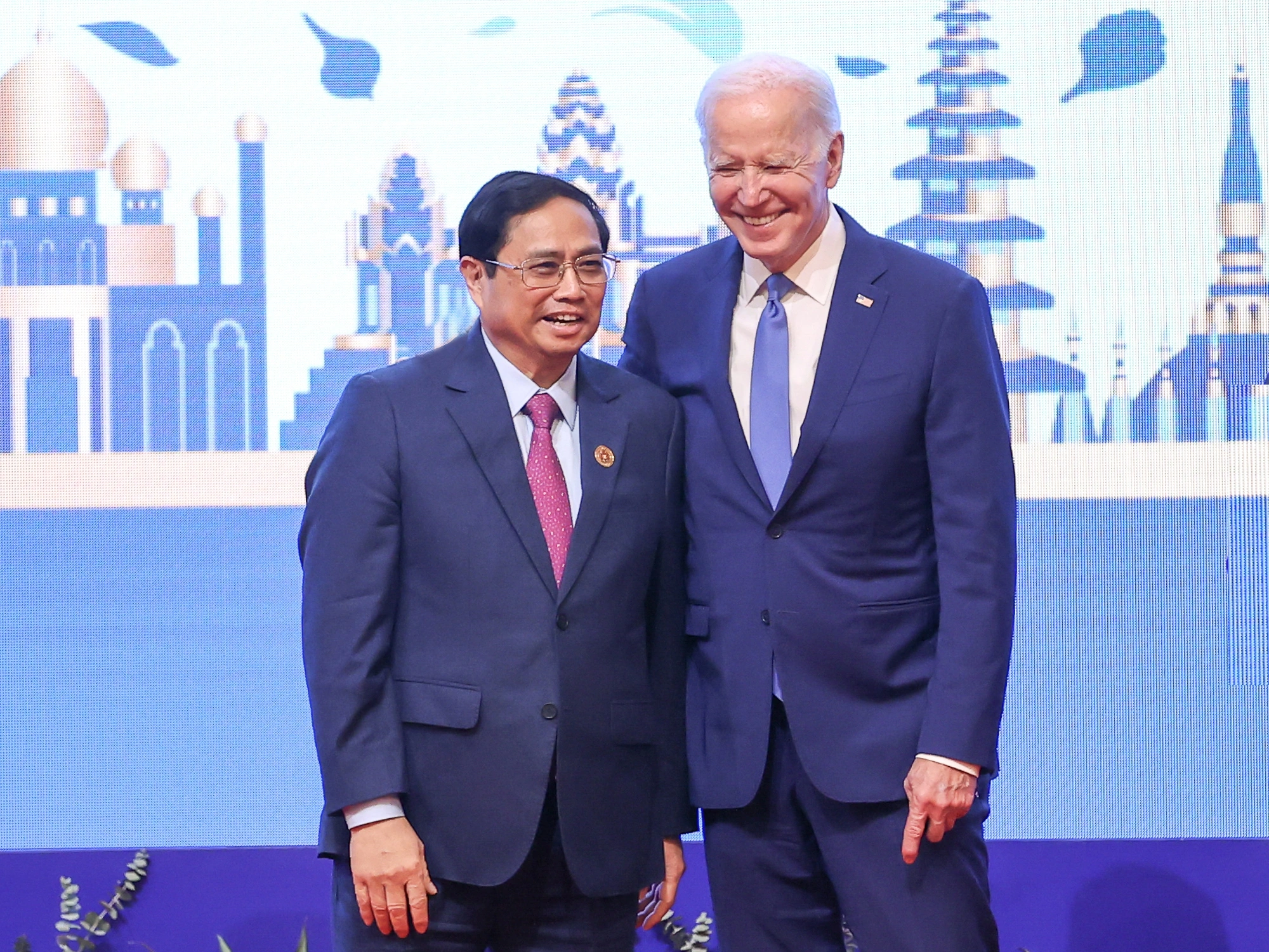 Thủ tướng Phạm Minh Chính gặp Tổng thống Hoa Kỳ Joe Biden trong khuôn khổ Hội nghị cấp cao ASEAN lần thứ 40, 41 và các hội nghị cấp cao liên quan tại Thủ đô Phnompenh, Vương quốc Campuchia, tháng 11/2022. Ảnh: Nhật Bắc