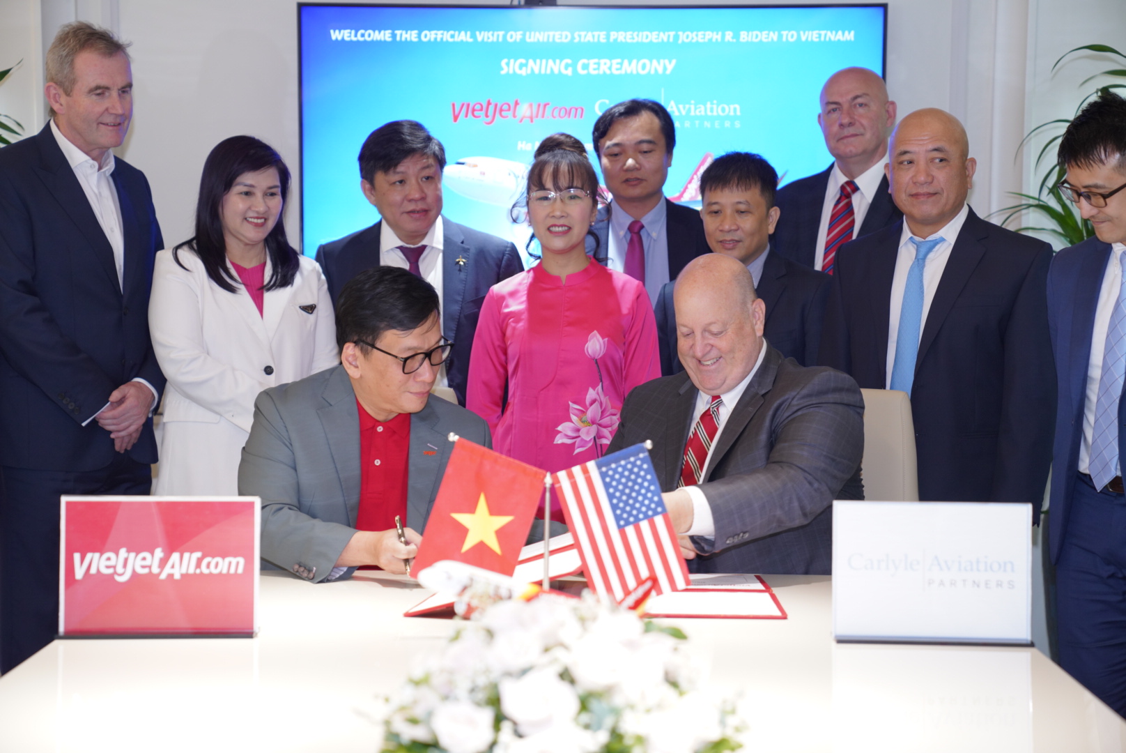 Tổng giám đốc Vietjet Đinh Việt Phương (trái) và ông Robert Korn - Chủ tịch Carlyle Aviation Partners cùng ký kết thỏa thuận tài trợ tàu bay trị giá hơn 13.000 tỷ đồng tại Hà Nội - Ảnh: Vietjet