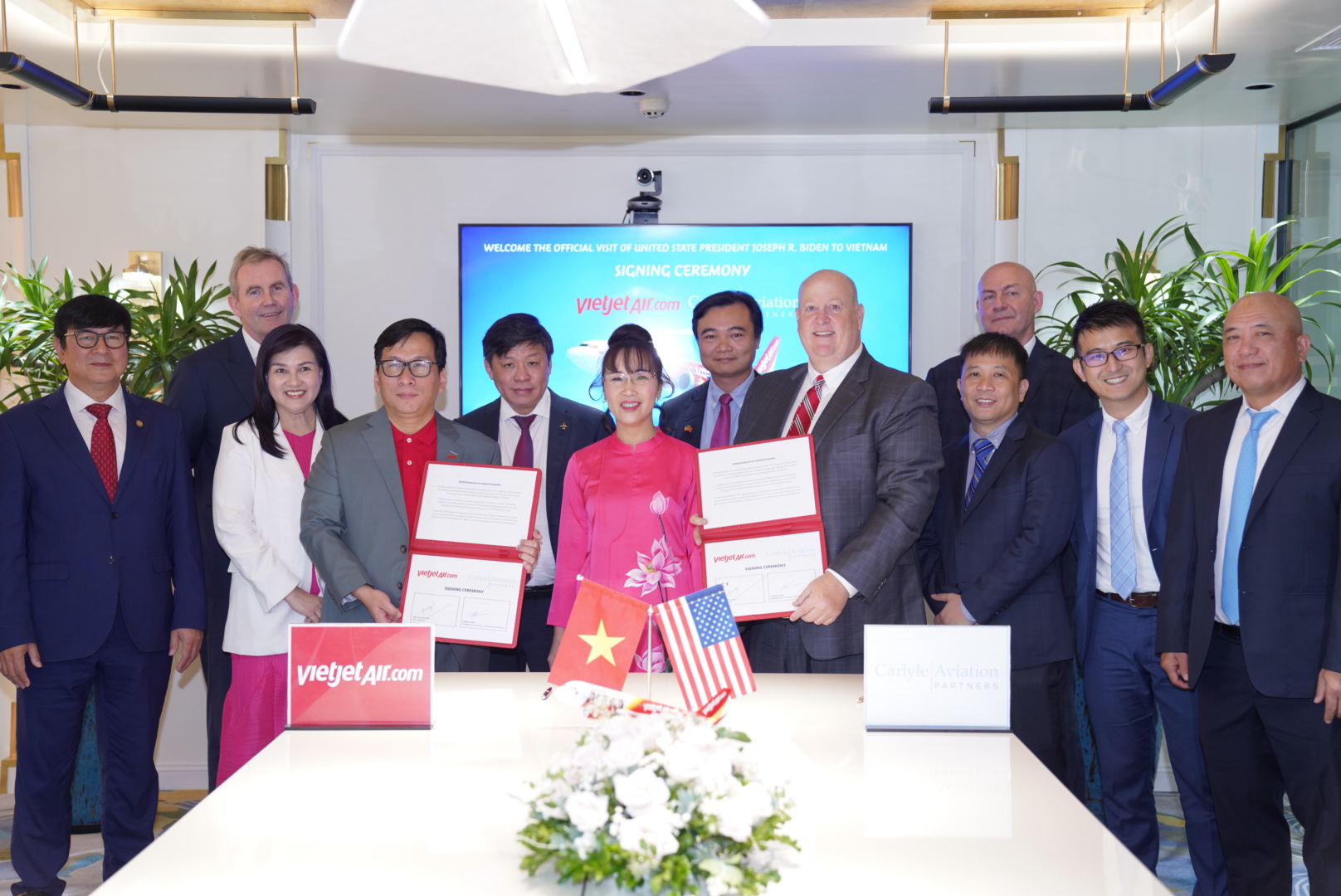 Chủ tịch Vietjet Nguyễn Thị Phương Thảo (giữa) chứng kiến trao đổi ký kết thỏa thuận tài trợ tàu bay giữa Carlyle Aviation Partners và Vietjet - Ảnh: Vietjet