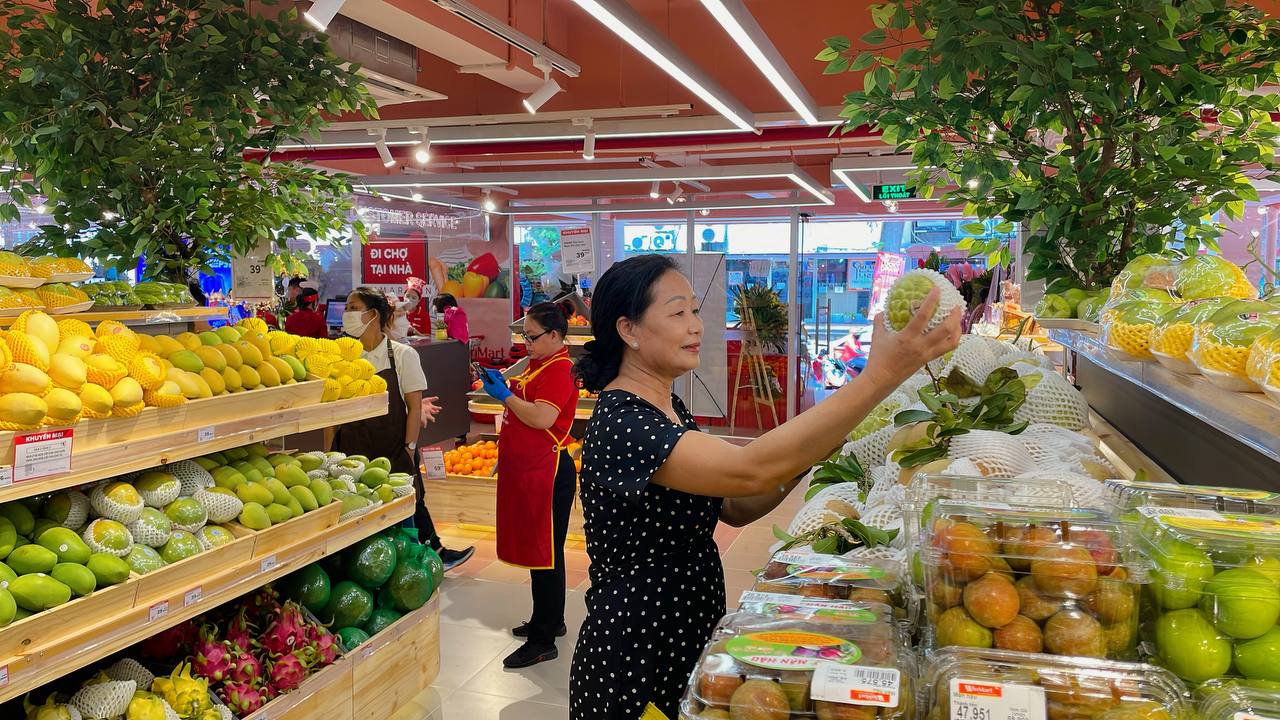 Người tiêu dùng mua sắm trái cây, rau củ tươi tại siêu thị WinMart  - Ảnh: VinCommerce