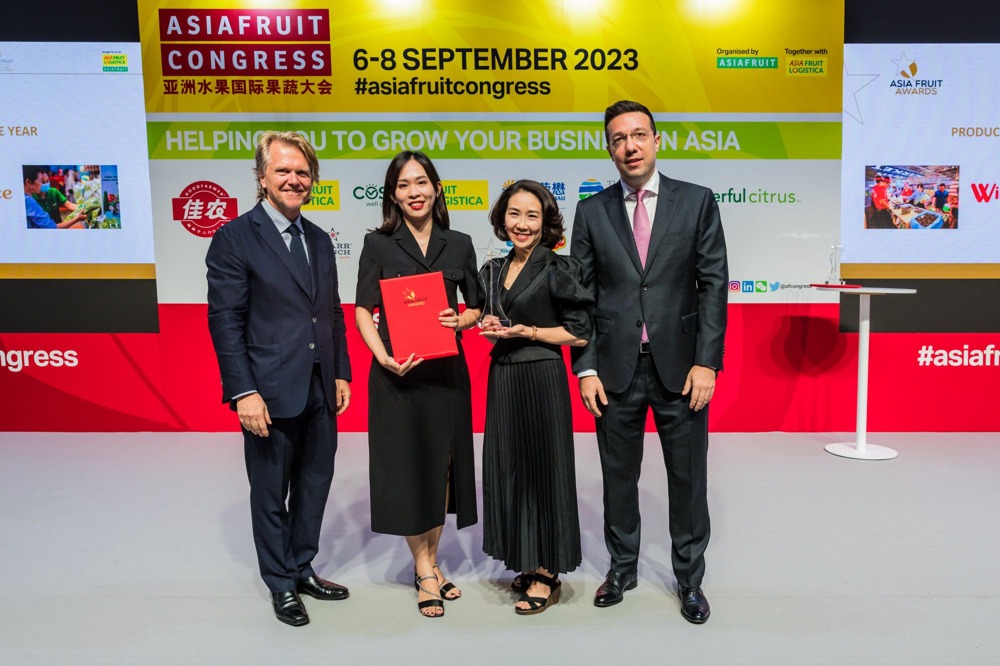 Đại diện ban tổ chức Asia Fruit Logistica và tạp chí Asiafruit trao giải thưởng cho đại diện chuỗi bán lẻ WinCommerce - Ảnh: WinCommerce