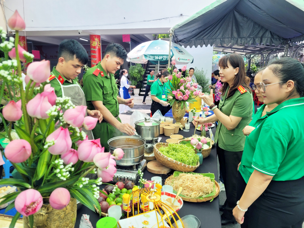 Hội Phụ nữ Công an quận 5 mang đến  hương vị khác lạ với món bún chanh dây - một món chay đặc trưng của ẩm thực miền Bắc ẢNH: THU LÊ