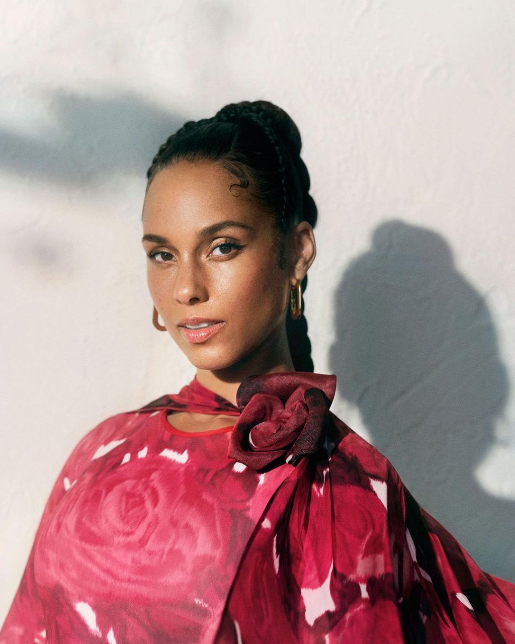 Alicia Keys thích sử dụng nha đam để làm mặt nạ dưỡng. Ccô còn kết hợp thêm với bột men vi sinh để tạo thành một chiếc mặt nạ có công dụng tẩy da chết. Đối với nữ ca sĩ, loại mặt nạ tự làm với thành phần thiên nhiên đã giúp làm dịu cho làn da của cô trước khi tiến hành những bước chăm sóc tiếp theo.