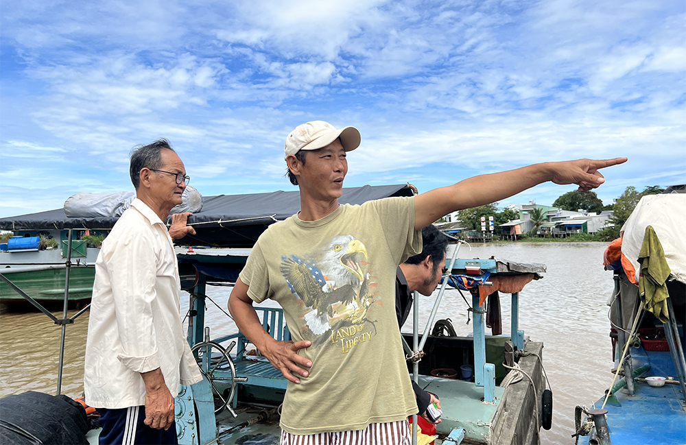 Anh Thành cùng cha kể lại sự việc cứu cháu bé