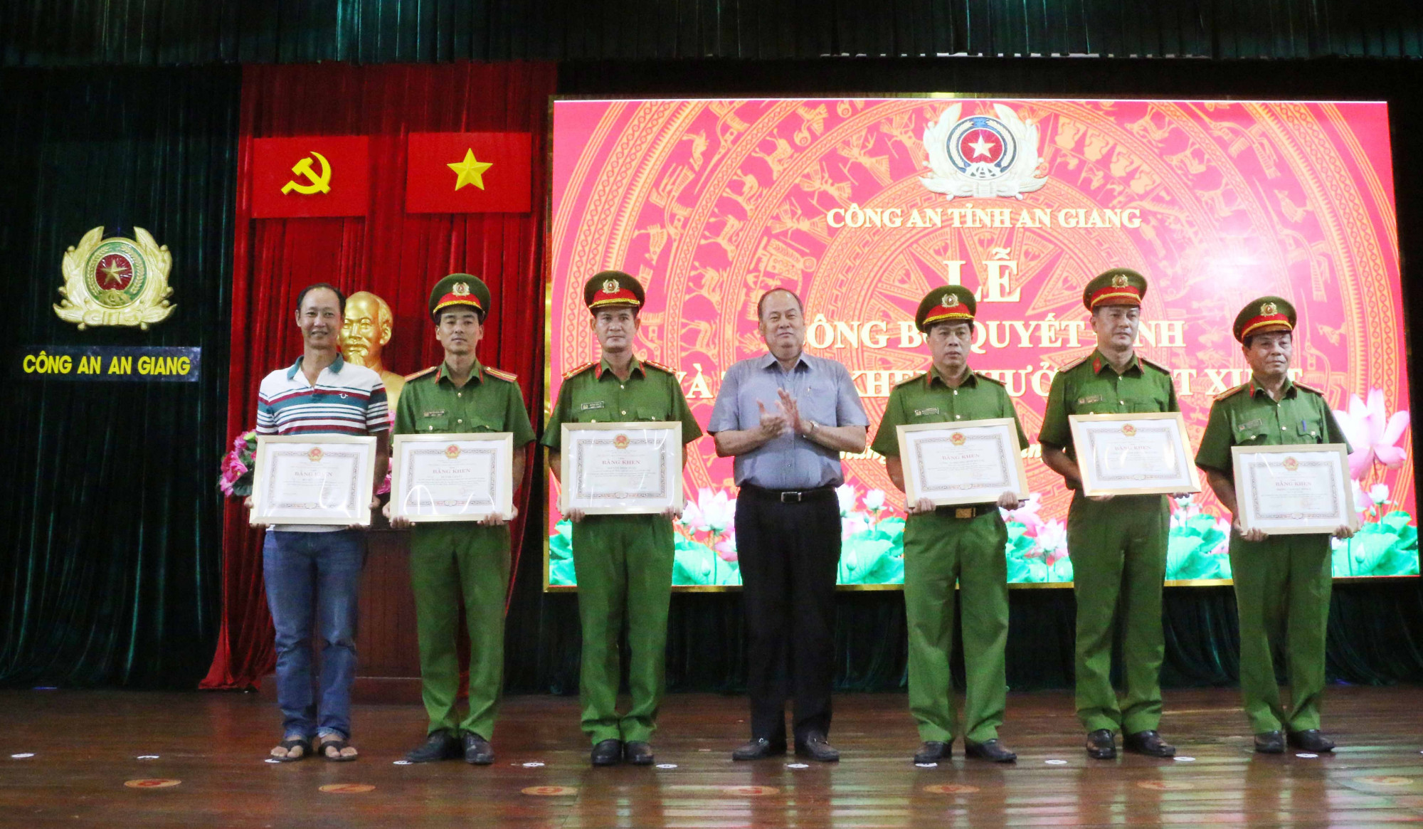 Ông Nguyễn Thanh Bình -  Chủ tịch UBND tỉnh An Giang đã thưởng nóng cho các tập thể và cá nhân 