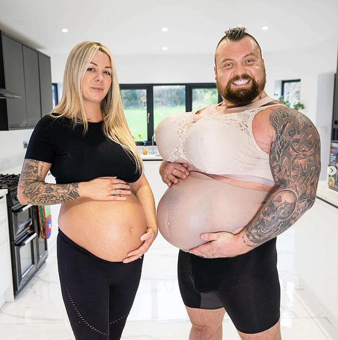 Eddie Hall mặc bộ bụng bầu và ngực giả để hiểu rõ hơn về cảm giác của người vợ đang mang thai - ẢNH: DM