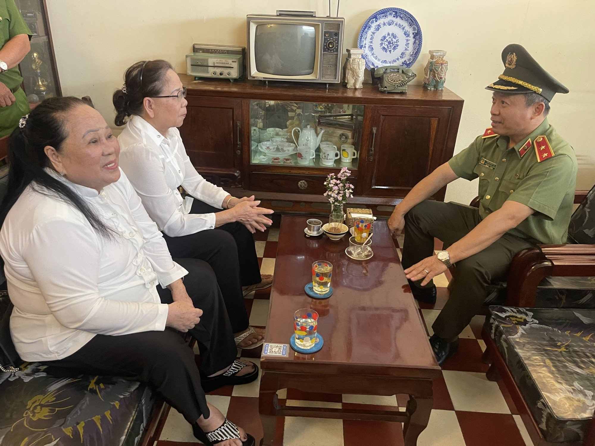 Trung tướng, PGS, TS Phan Xuân Tuy - Giám đốc Học viện Chính trị Công an nhân dân ân cần thăm hỏi sức khỏe của bà Đặng Thị Thiệp và Vũ Chính Nghĩa