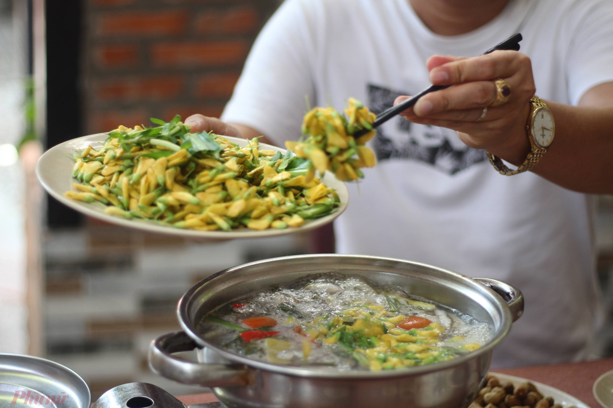 Ăn gì? Món ngon nên thử tại Châu Đốc gồm bún cá Châu Đốc, gỏi sầu đâu, xôi Xiêm Châu Đốc, cà na đập dập, bánh bò thốt nốt, lẩu mắm Châu Đốc, bò tái me, cá lóc nướng trui,... Đặc sản mua về làm quà gồm tung lò mò (lạp xưởng bò), các loại mắm cá, thú nhồi bông... mua ở chợ Châu Đốc. 