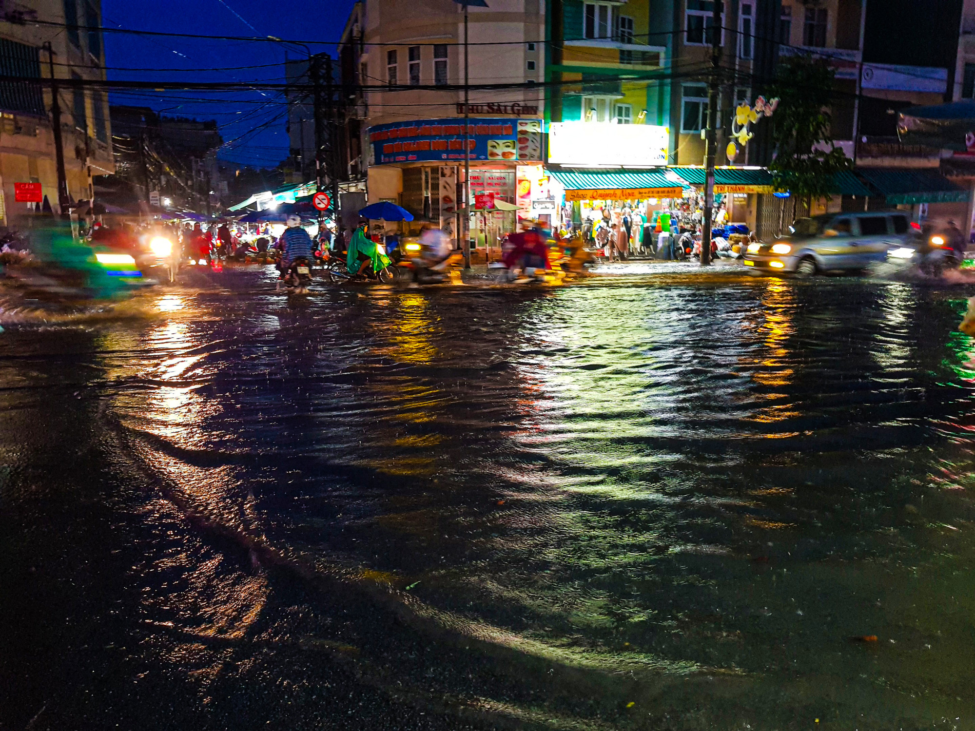 Từ nhiều năm nay, trung tâm TP. Quảng Ngãi hay ngập sau mưa lớn - Ảnh Thanh Vạn