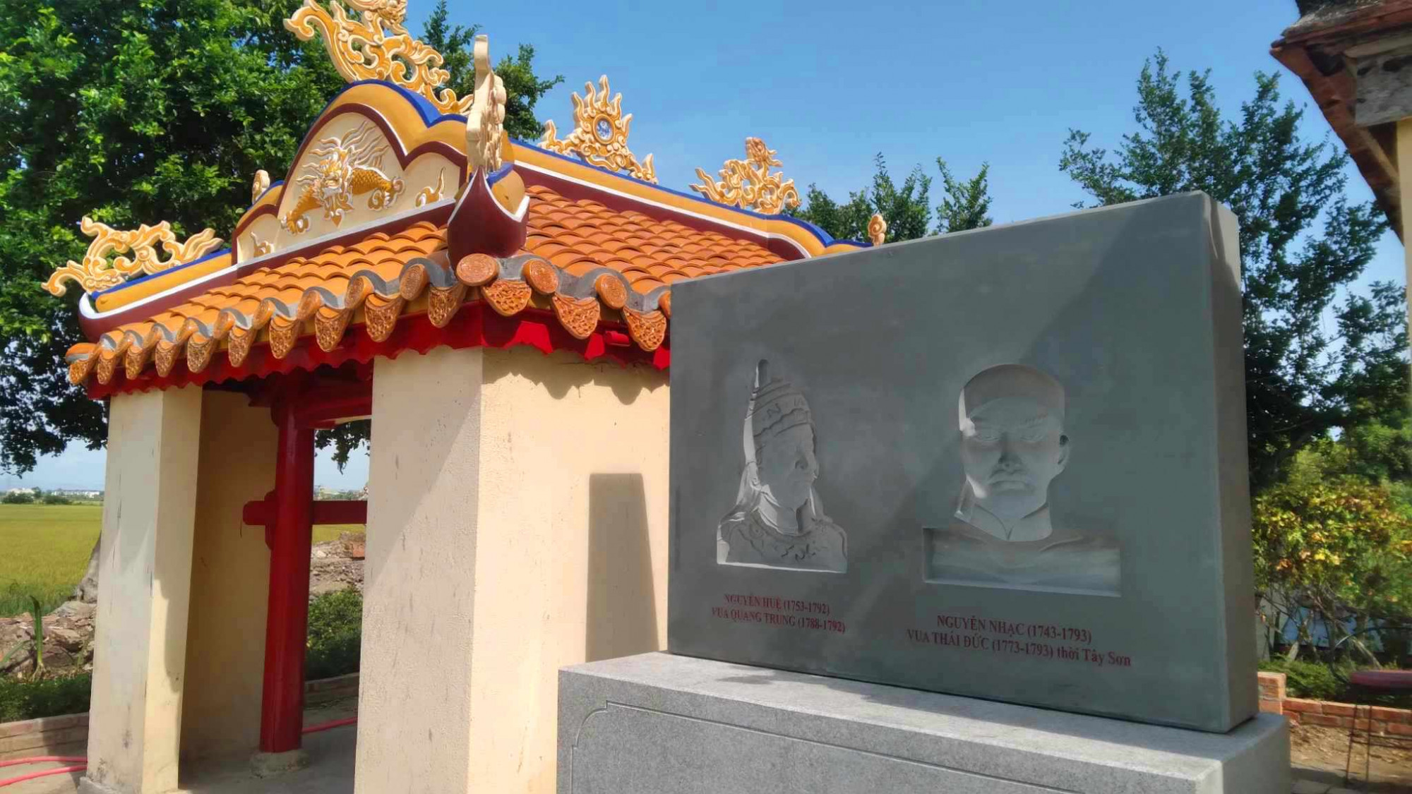 Việc dựng phù điêu hai vua khi chưa có sự đồng thuận của UBND phường Thủy Vân và dân làng Dạ Lê Chánh