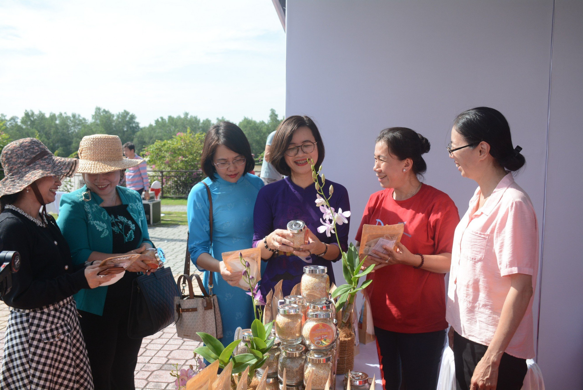 Bà Phạm Thị Hương Giang - Trưởng ban Hỗ trợ phụ nữ phát triển kinh tế Hội LHPN Việt Nam  (thứ ba từ phải sang) tham quan các gian hàng của dự án khởi nghiệp