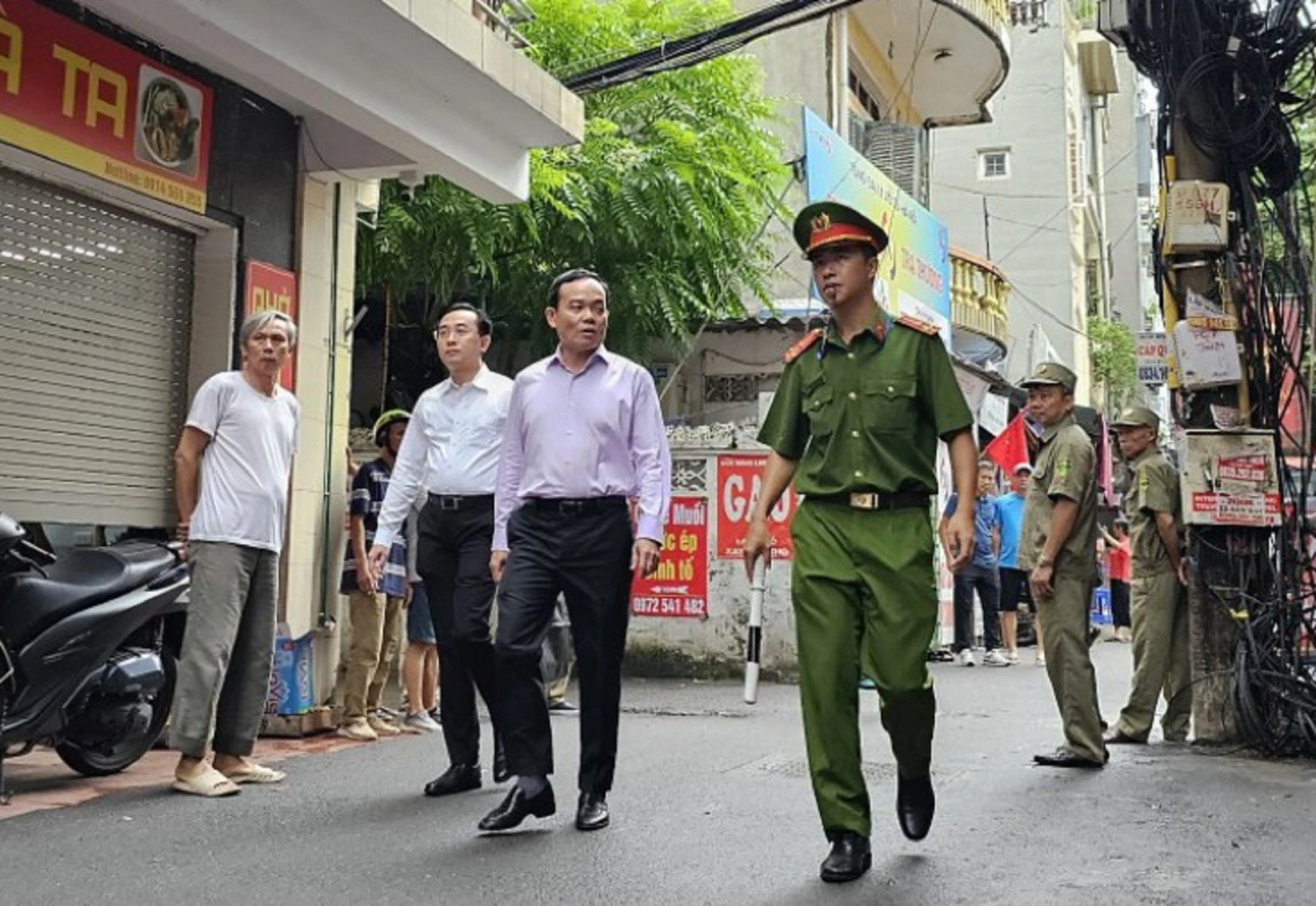 Khoảng 7 giờ 45 cùng ngày, Phó thủ tướng Chính phủ Trần Lưu Quang có mặt tại hiện trường vụ cháy. Tại đây, Phó thủ tướng gửi lời thăm hỏi, chia buồn sâu sắc tới thân nhân, gia đình người bị nạn; chỉ đạo tổ chức thăm hỏi chu đáo, động viên, hỗ trợ kịp thời về vật chất, tinh thần cho gia đình người bị nạn.  Đồng thời, Phó thủ tướng chỉ đạo các lực lượng chức năng tập trung khắc phục hậu quả và điều tra, xác định nguyên nhân vụ cháy.Phó Thủ tướng Chính phủ Trần Lưu Quang đến hiện trường vụ cháy. Ảnh: TTXVN